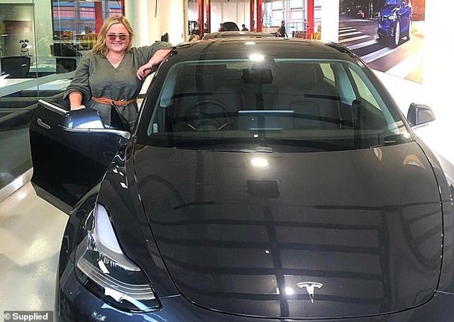 Власниця викраденої Tesla познущалася зі злочинців: дівчина віддалено керувала авто - фото 432413