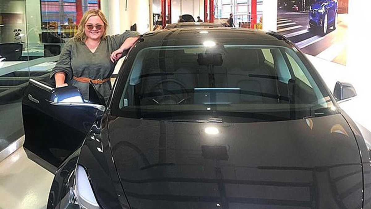 Власниця викраденої Tesla познущалася зі злочинців: дівчина віддалено керувала авто