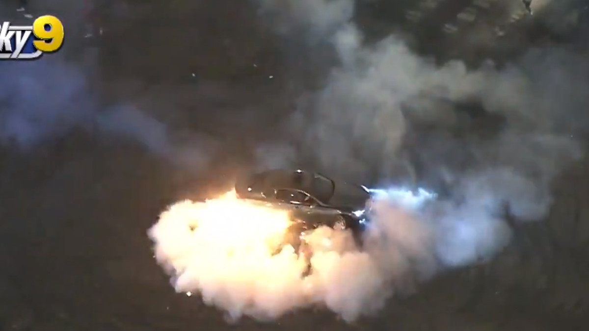 Американський фанат безглуздо підпалив свій автомобіль, святкуючи перемогу: епічне відео - фото 1