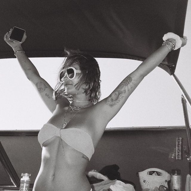 Ріта Ора поділилася гарячими літніми кадрами - фото 432425