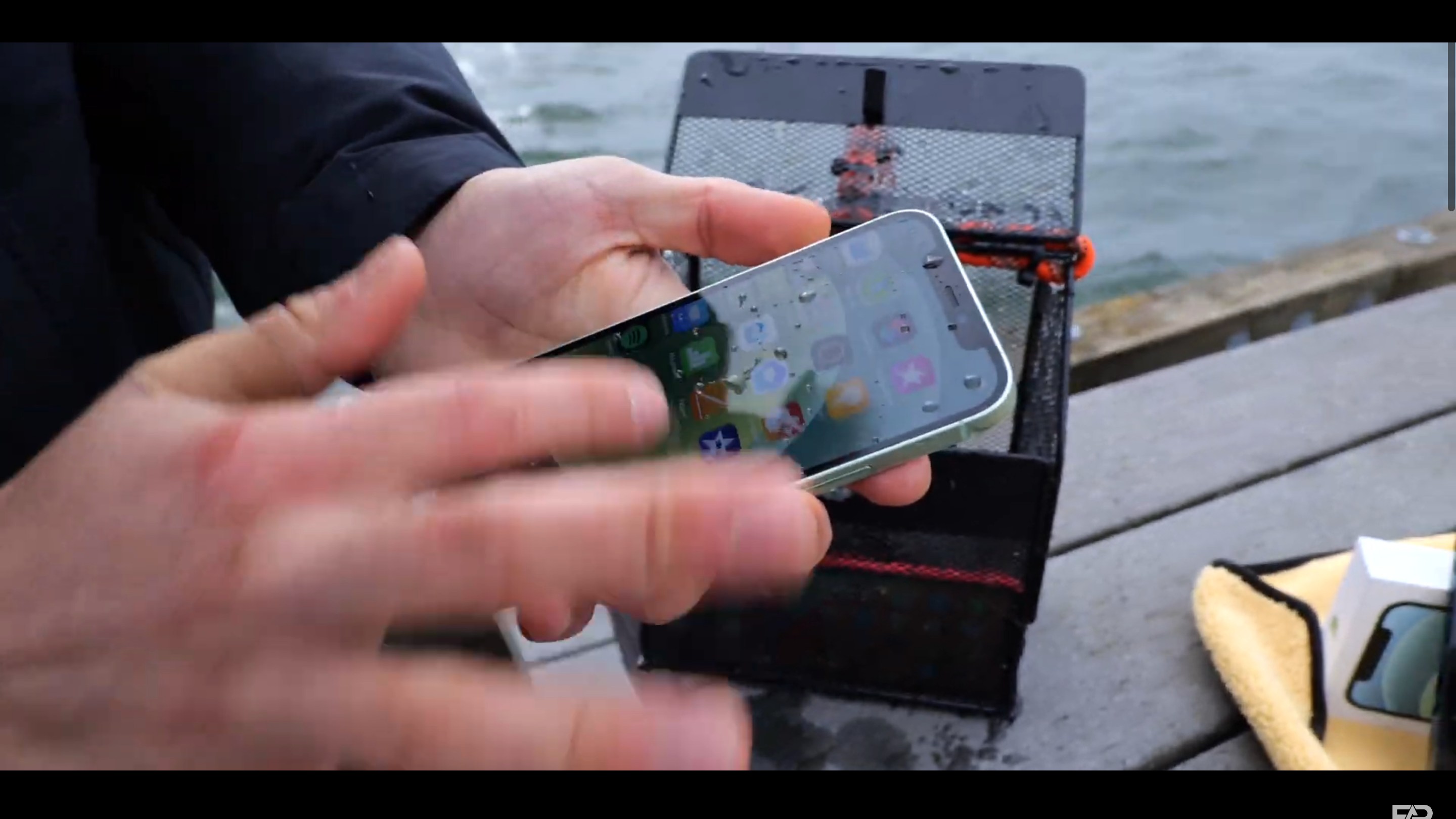 iPhone 12 успішно пройшов випробування водою - фото 1