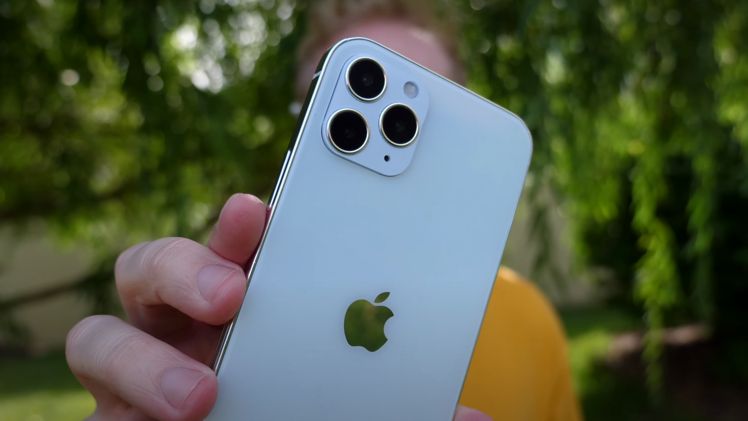 iPhone 12 знайшли несподіване застосування: ним почистили яблуко (відео)