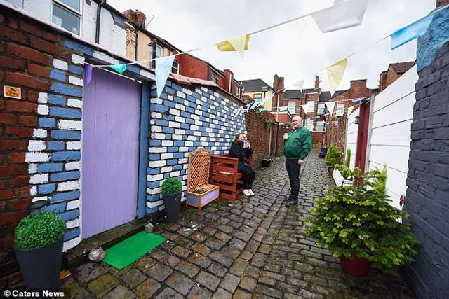 Сусіди своїми руками змінили занедбану вулицю до невпізнання - фото 432581