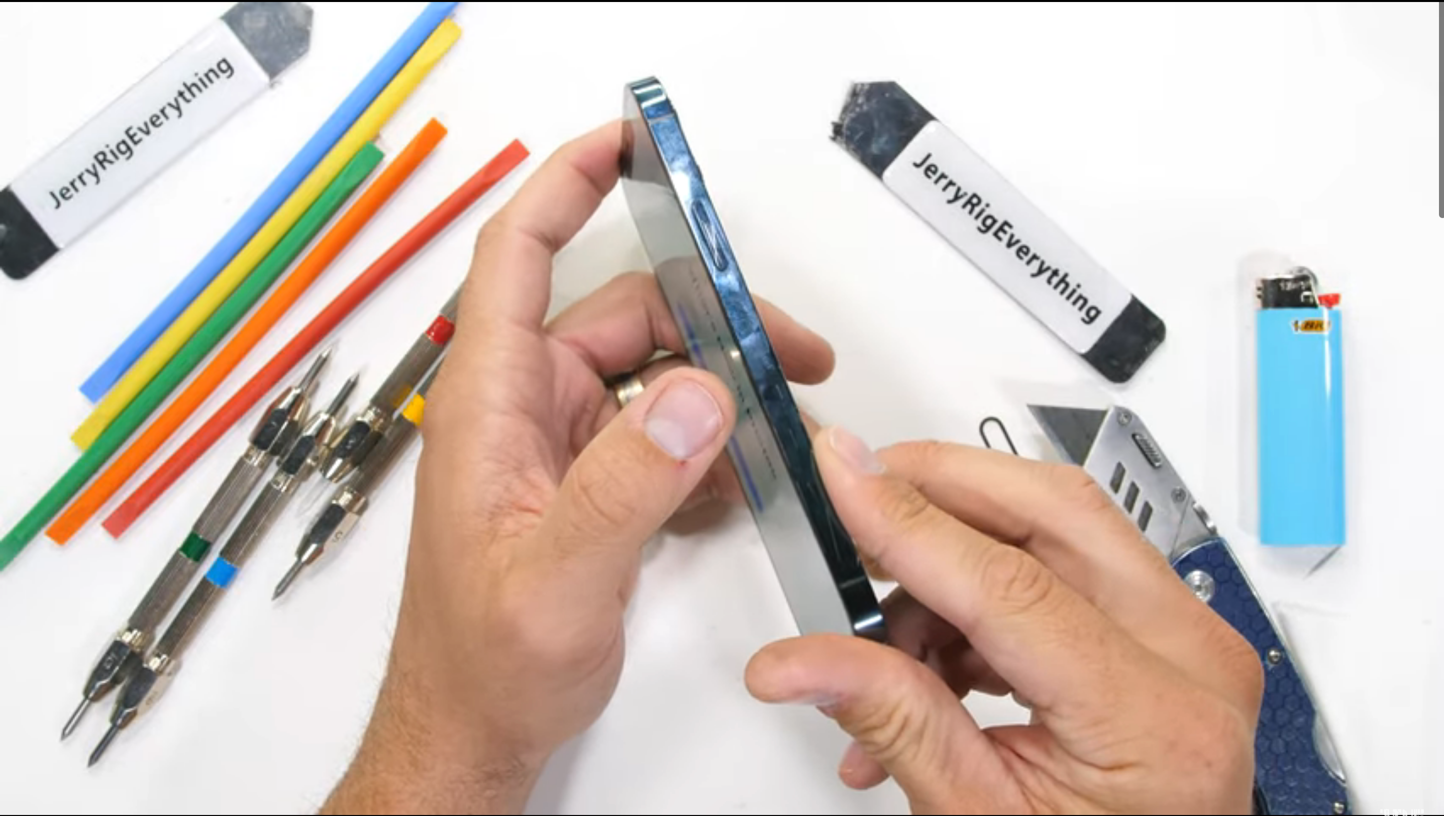 Блогер перевірив на міцність iPhone 12 Pro: чи царапається покриття Ceramic Shield