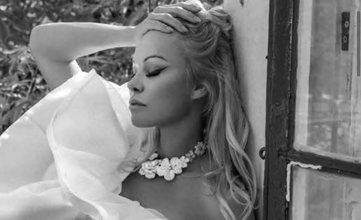 Памела Андерсон в ефектному міні блиснула тілом