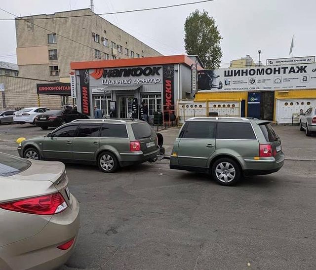 В Україні помітили Volkswagen з дуже незвичайним причепом: фотофакт - фото 432768