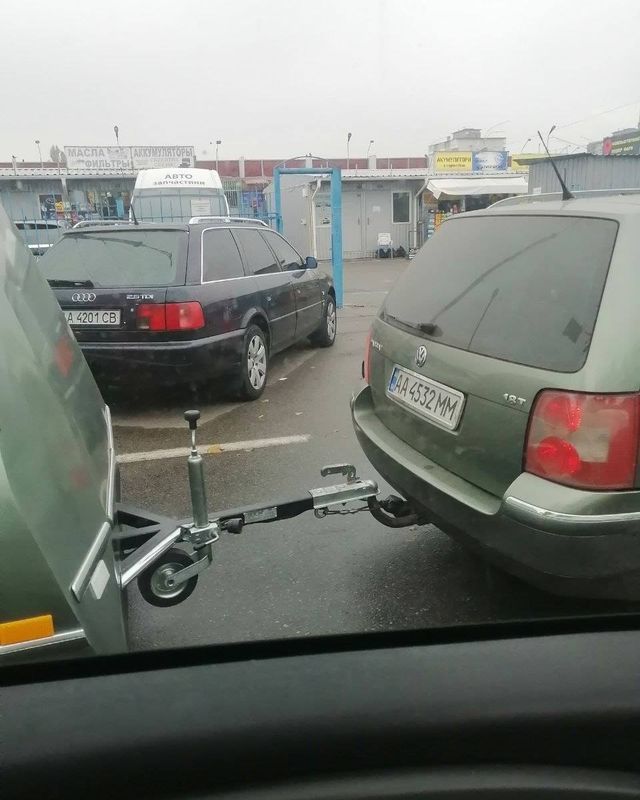 В Україні помітили Volkswagen з дуже незвичайним причепом: фотофакт - фото 432769