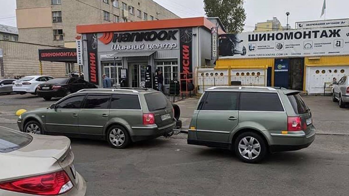 В Україні помітили Volkswagen з дуже незвичайним причепом: фотофакт