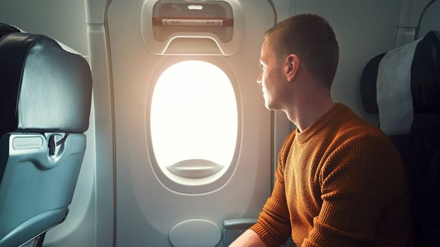 Зупиніться, будь ласка: пасажир вирішив вийти з літака над Тихим океаном - фото 432804