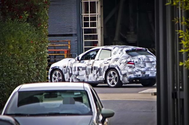 Перший кросовер Ferrari потрапив в об'єктиви фотошпигунів - фото 432948