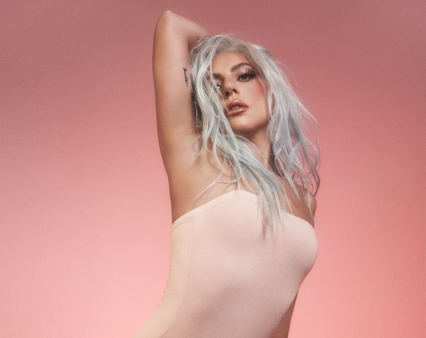 Леді Гага закликала усіх голосувати, показавши еволюцію своїх костюмів: відео