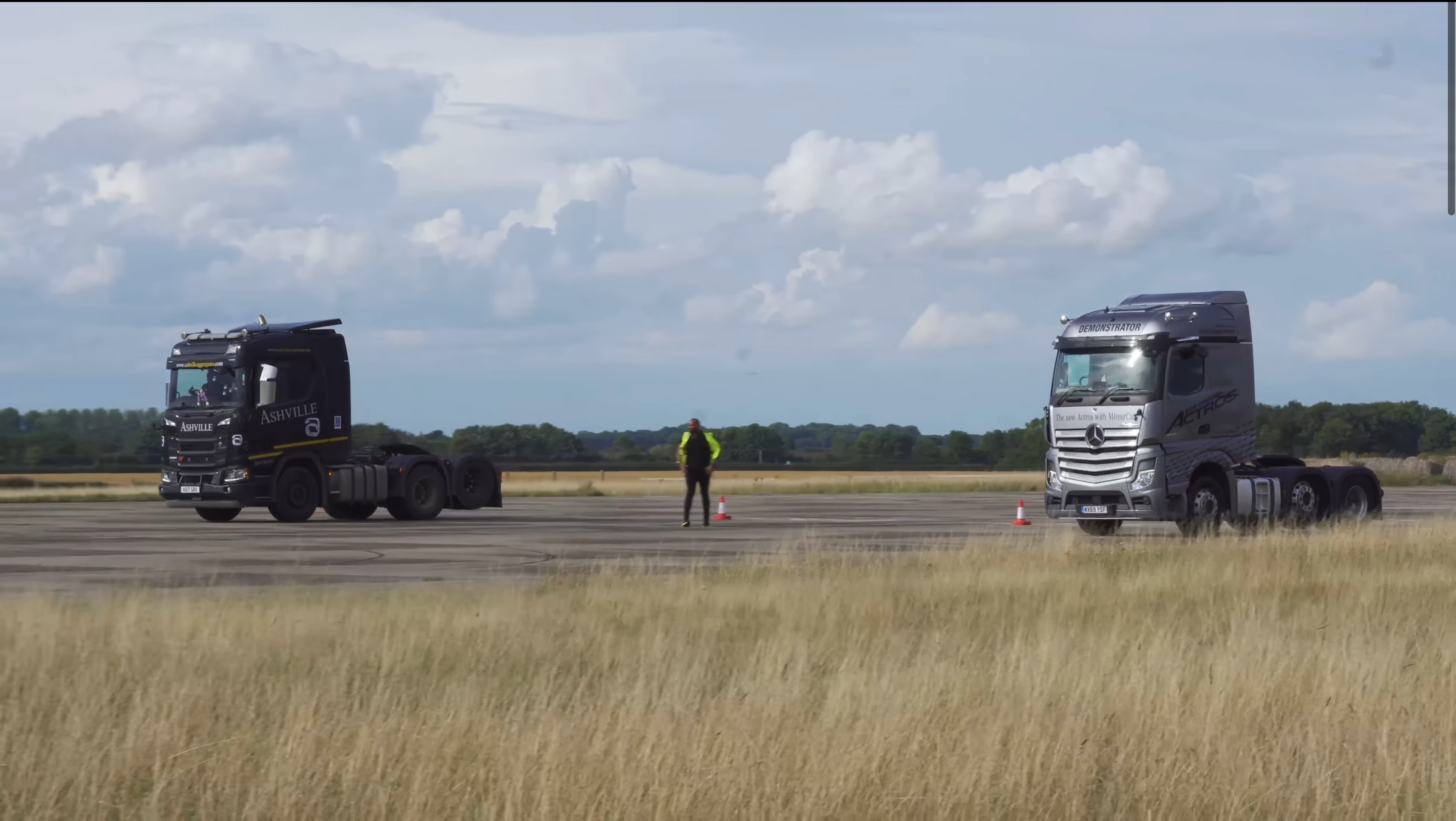 Дивіться перегони двох 44-тонних вантажівок: відео