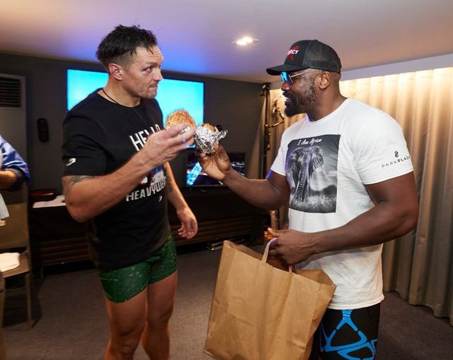 Усик – Чісора: боксери влаштували дружній перекус бургерами після бою - фото 433028