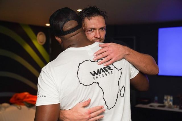 Усик – Чісора: боксери влаштували дружній перекус бургерами після бою - фото 433029