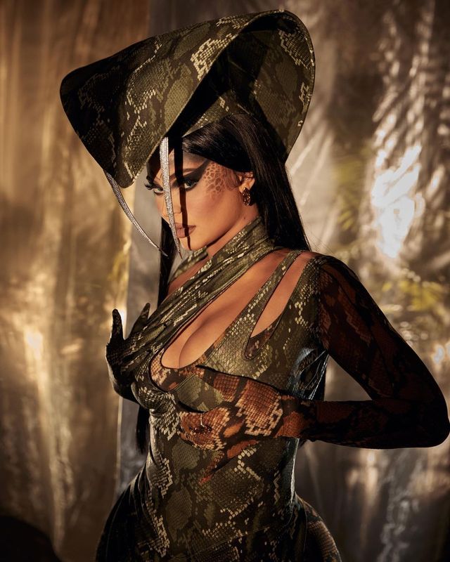 Сексуальна кобра: наймолодша мільярдерка світу вразила новими фото - фото 433064