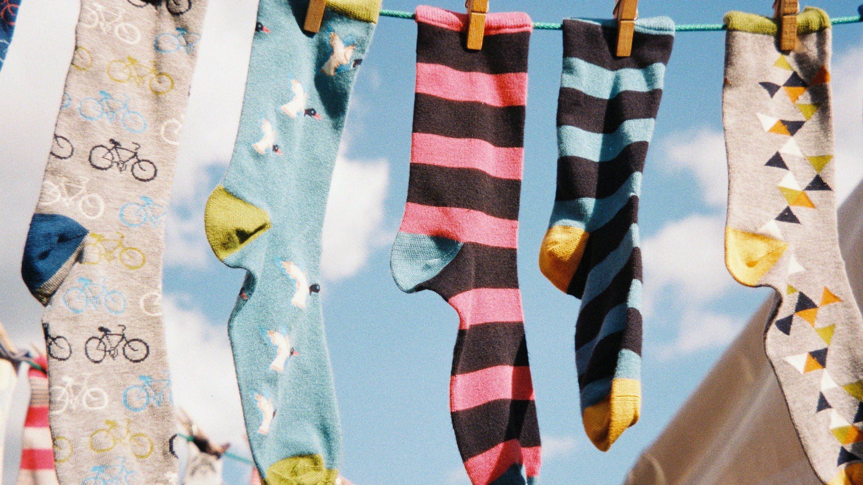 Науковці створили покриття для шкарпеток, яке блокують запах ніг