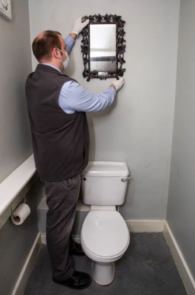 Дзеркало зі звичайної вбиральні оцінили у 367 тисяч гривень: фото - фото 433180