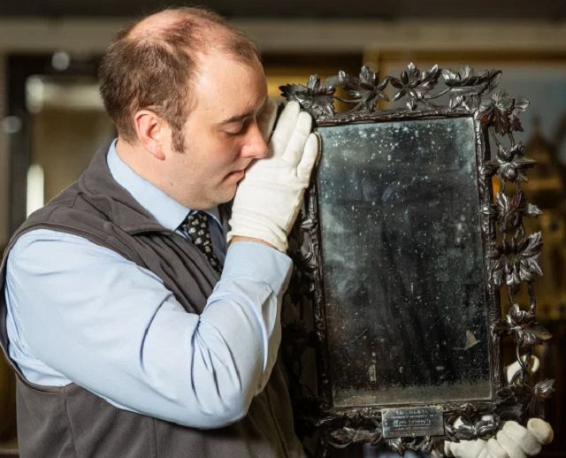 Дзеркало зі звичайної вбиральні оцінили у 367 тисяч гривень: фото - фото 433181