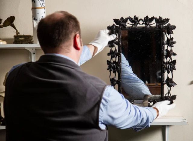 Дзеркало зі звичайної вбиральні оцінили у 367 тисяч гривень: фото - фото 433183