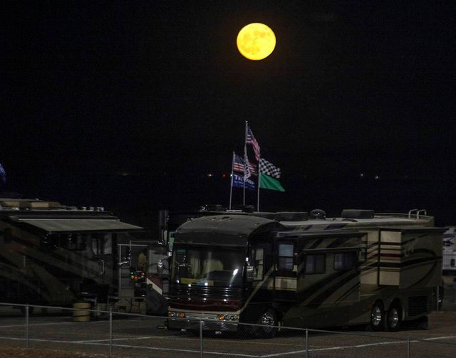 Блакитний місяць: вражаючі знімки унікального повного місяця - фото 433217