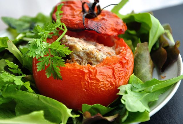 Легка вечеря: як приготувати помідори, фаршировані рисом - фото 433244