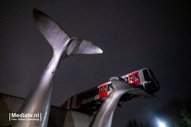 Скульптура у нідерландському місті врятувала поїзд від падіння, який зійшов з рейок: фото - фото 433264