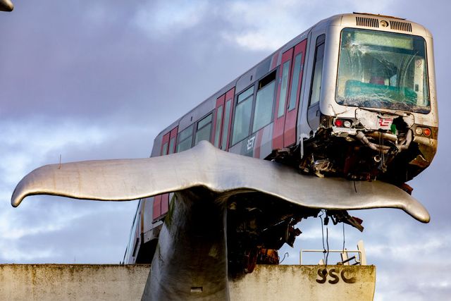 Скульптура у нідерландському місті врятувала поїзд від падіння, який зійшов з рейок: фото - фото 433268