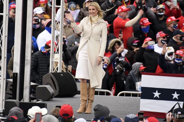 Іванка Трамп показала, який верхній одяг зараз у моді - фото 433350