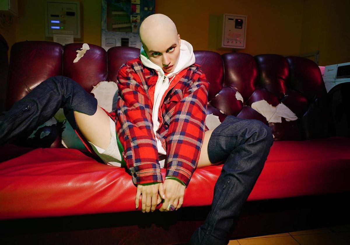 Jerry Heil зізналася, чому поголилася налисо