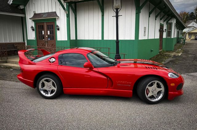 У США з молотка пустять рідкісний Dodge Viper від ательє Hennessey - фото 433362
