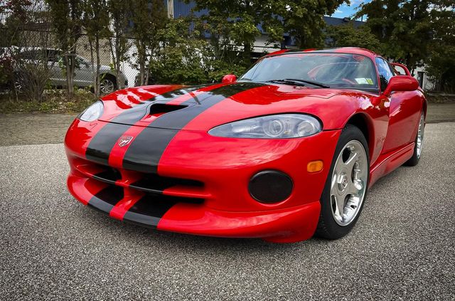 У США з молотка пустять рідкісний Dodge Viper від ательє Hennessey - фото 433364