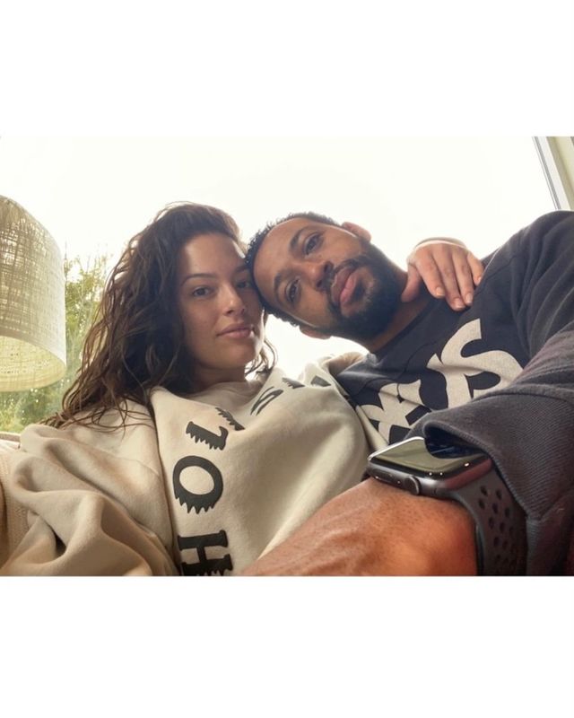 Розкішна модель plus-size Ешлі Грем позує повністю голою у власній ванні: розкуте фото - фото 433477