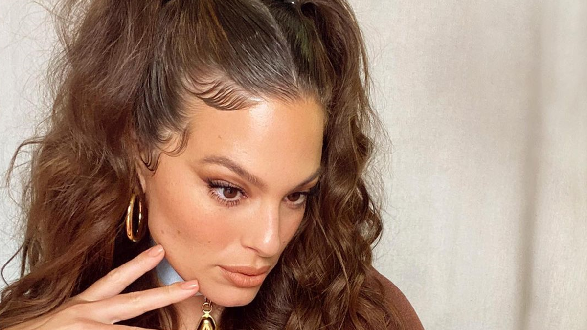 Розкішна модель plus-size Ешлі Грем позує повністю голою у власній ванні: розкуте фото