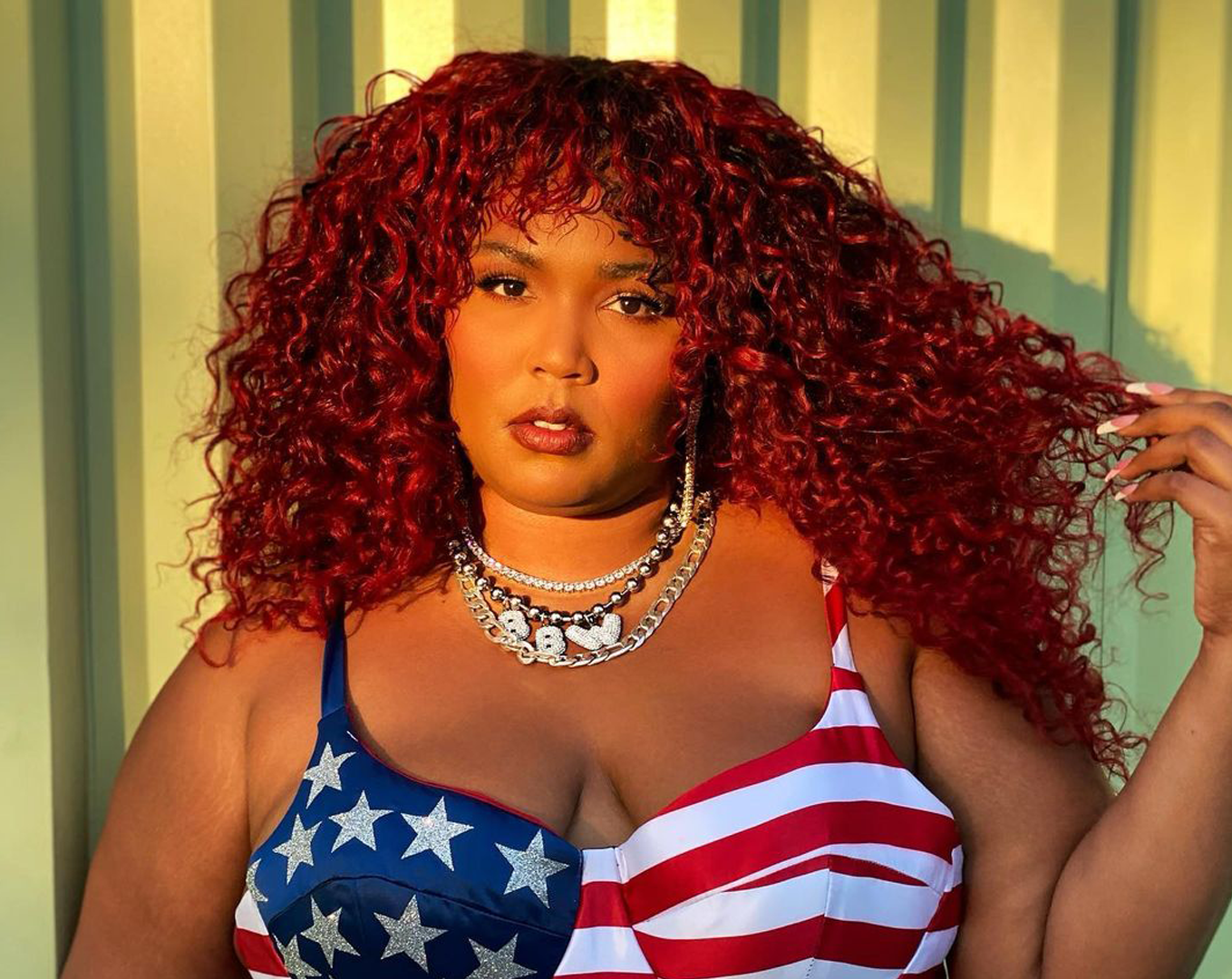 Співачка Lizzo знялася наполовину оголеною в прапорі США: провокативне фото