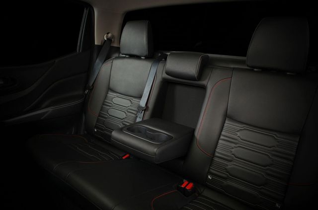 Представлено пікап Nissan Navara: оновлений дизайн і ще потужніший двигун - фото 433682