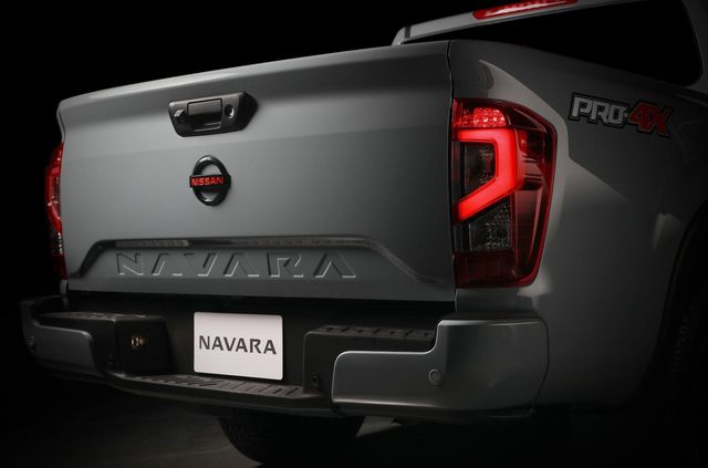 Представлено пікап Nissan Navara: оновлений дизайн і ще потужніший двигун - фото 433693