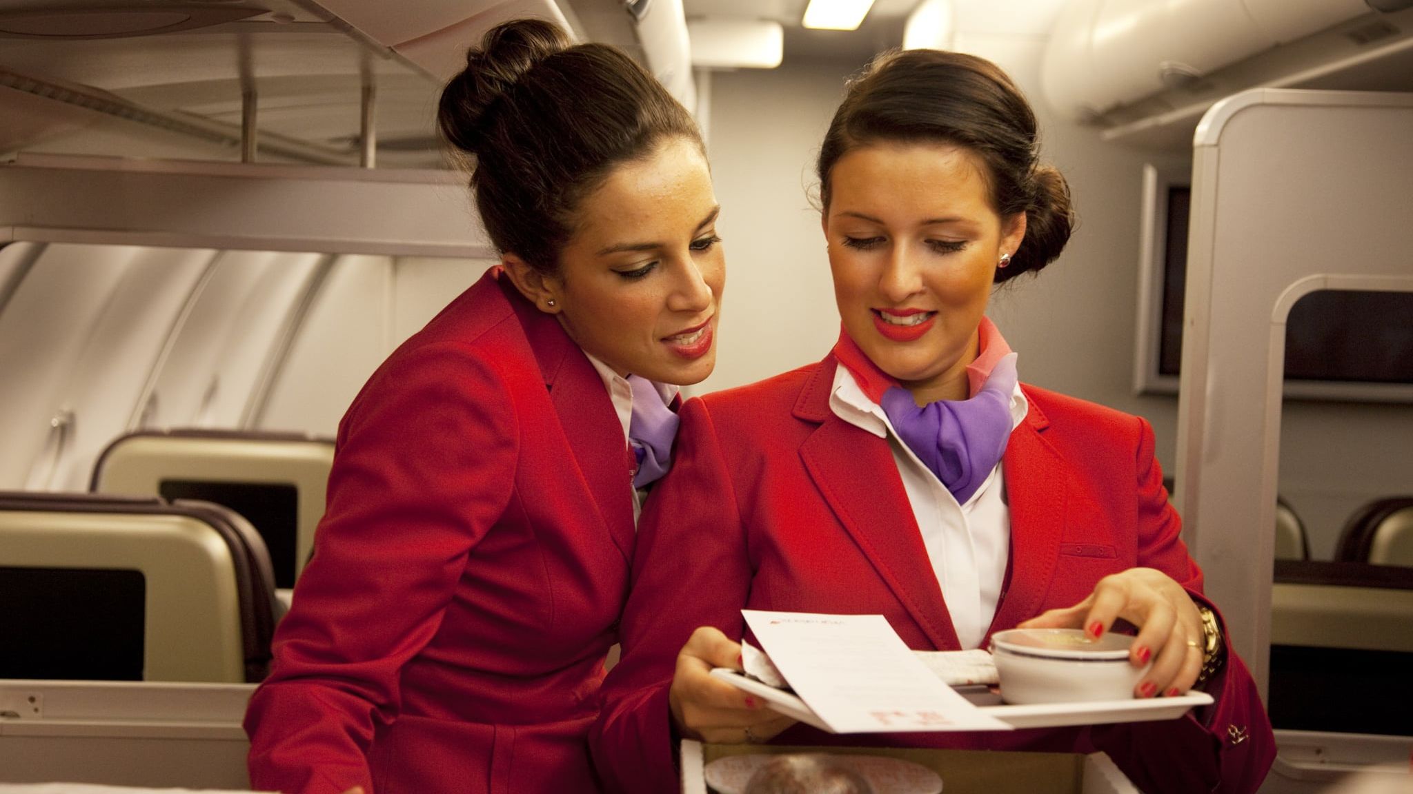 Стюардеса пояснила, навіщо бортпровідниці використовують червону помаду - фото 1