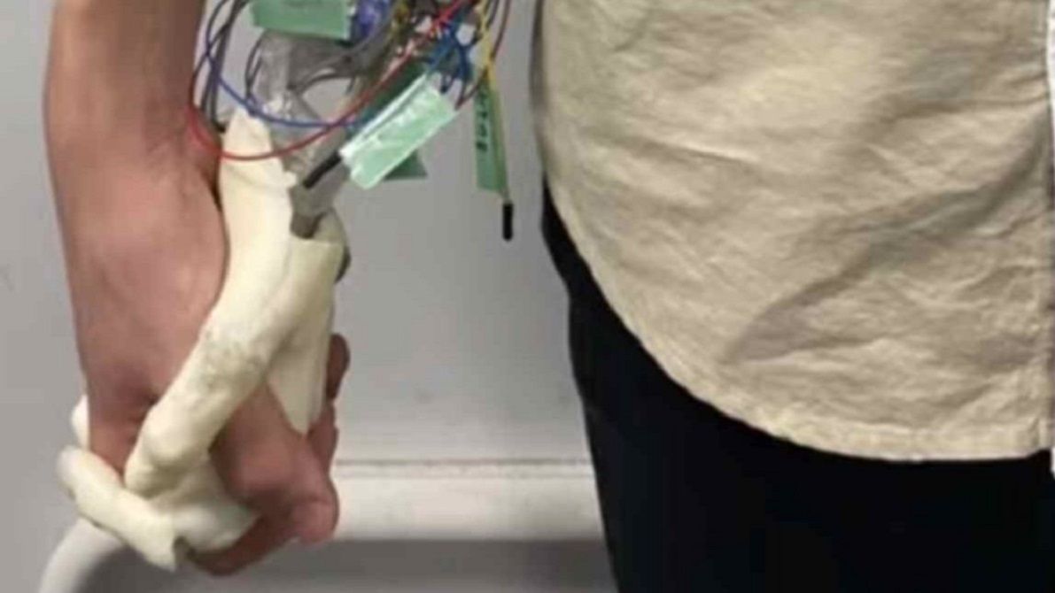 Японські інженери винайшли роборуку для одиноких людей