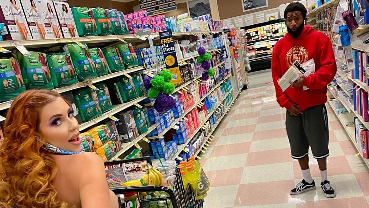 Модель Playboy оголила пишні груди перед незнайомцем у супермаркеті: відео реакції хлопця