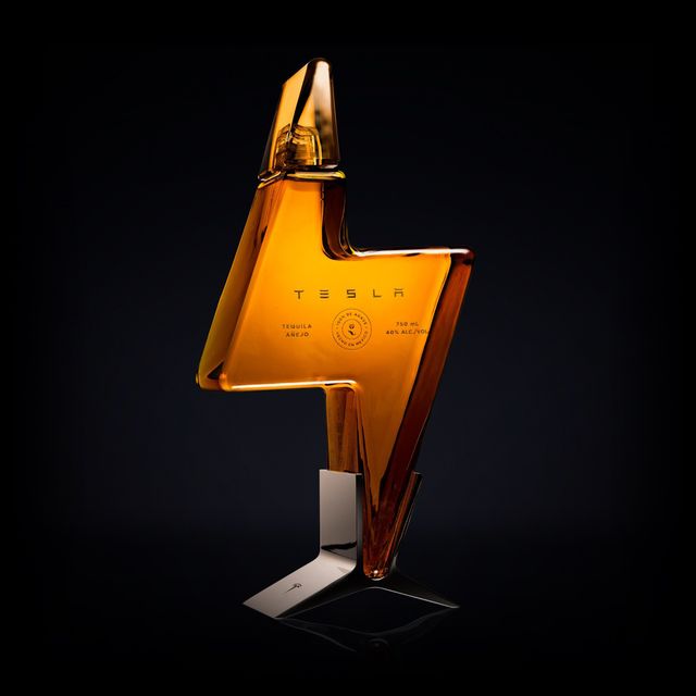 Tesla почала продавати текілу з футуристичним дизайном: відома ціна за пляшку - фото 433754
