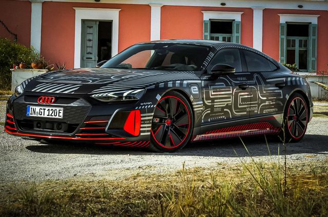 Audi показала, як виглядатиме потужний RS E-Tron GT: круті фото електрокара - фото 433777