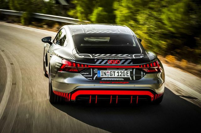 Audi показала, як виглядатиме потужний RS E-Tron GT: круті фото електрокара - фото 433779