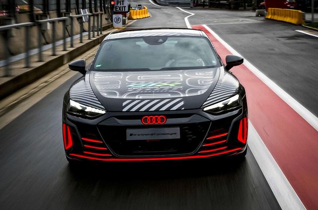 Audi показала, як виглядатиме потужний RS E-Tron GT: круті фото електрокара - фото 433782