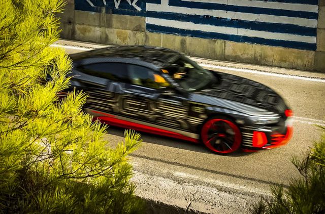 Audi показала, як виглядатиме потужний RS E-Tron GT: круті фото електрокара - фото 433787