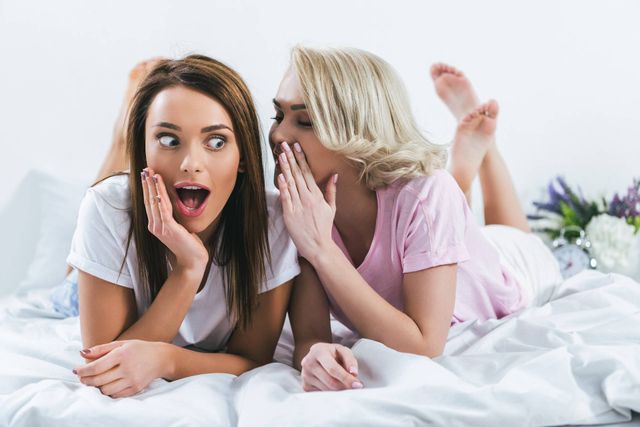 Хлібом не годуй: знаки Зодіаку, які обожнюють пліткувати - фото 433864