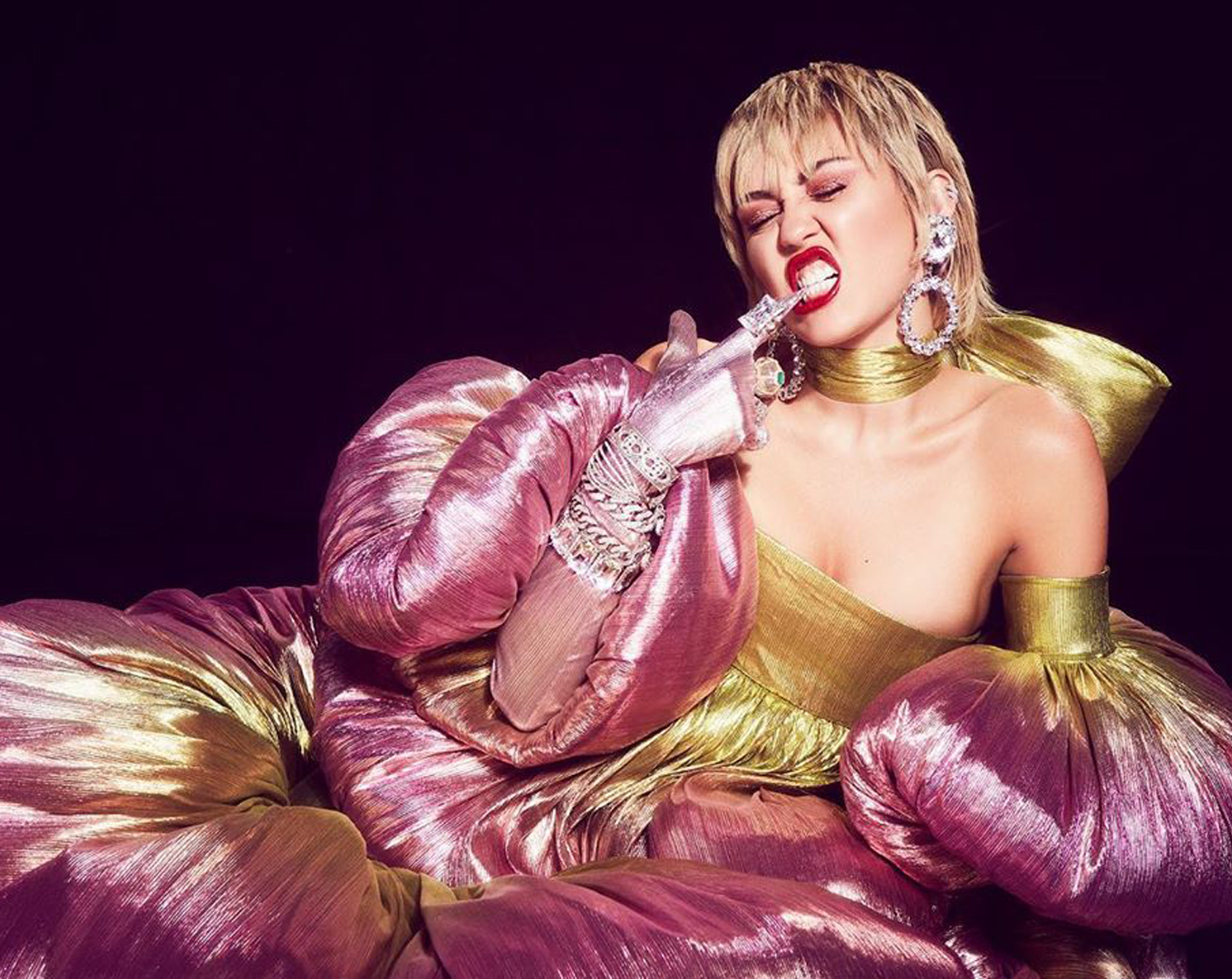 Майлі Сайрус розповіла, що допомогло їй прийти до тями після життєвих потрясінь