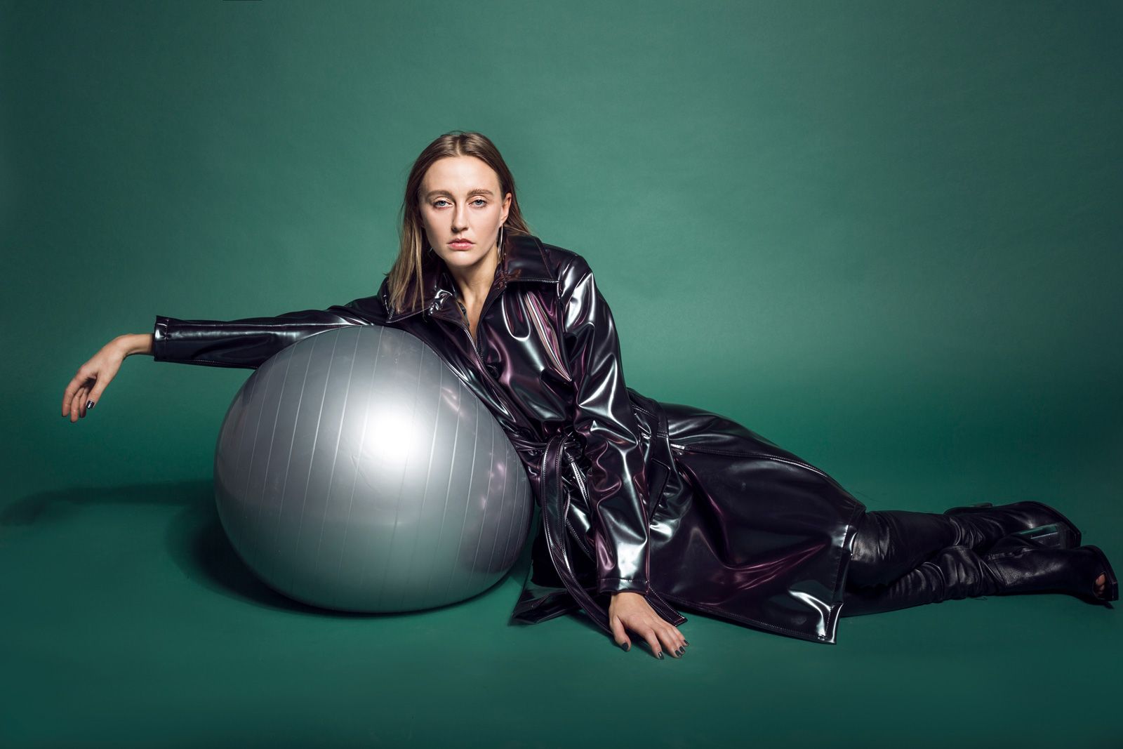 Екссолістка "ВІА Гри" повністю роздяглася серед купи сміття