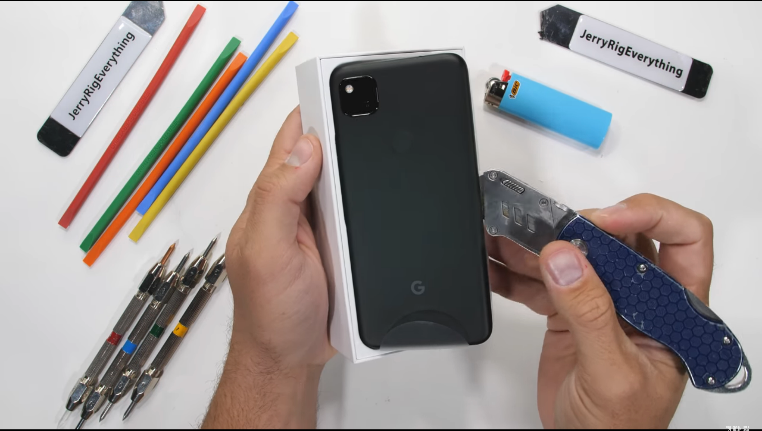 Бюджетний Google Pixel 4a перевірили на міцність: відео божевільного тесту