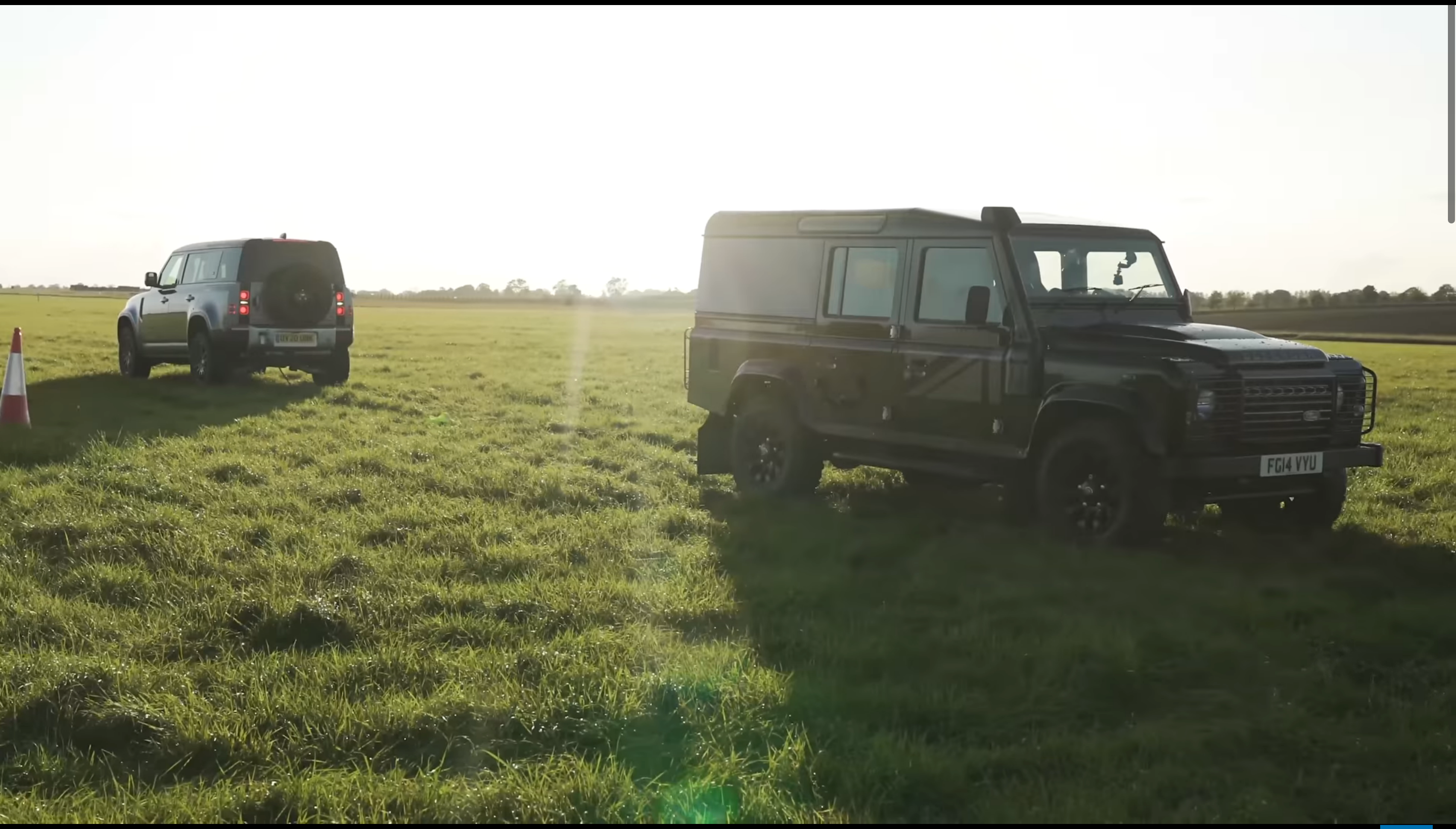 Новий і старий Land Rover Defender зіткнулися у перетягуванні каната: відео