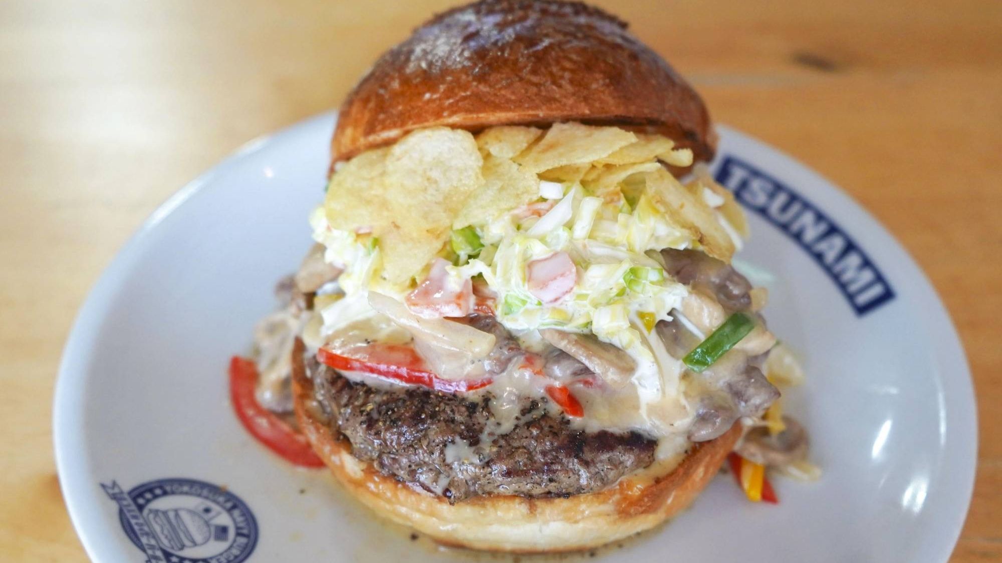 У Японії почали продавати "Байден бургер": що у нього входить